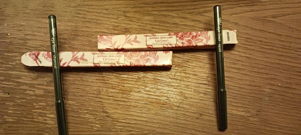Lápiz delineador de ojos Serious Skin Care - carbón, berenjena o calamar (púrpura profundo) Foto 1 de 1