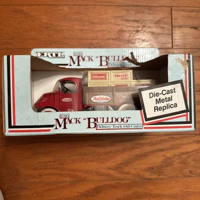 Camión de reparto Ertl 1926 Mack Bulldog con cajas y banco de monedas con bloqueo Foto 1 de 3