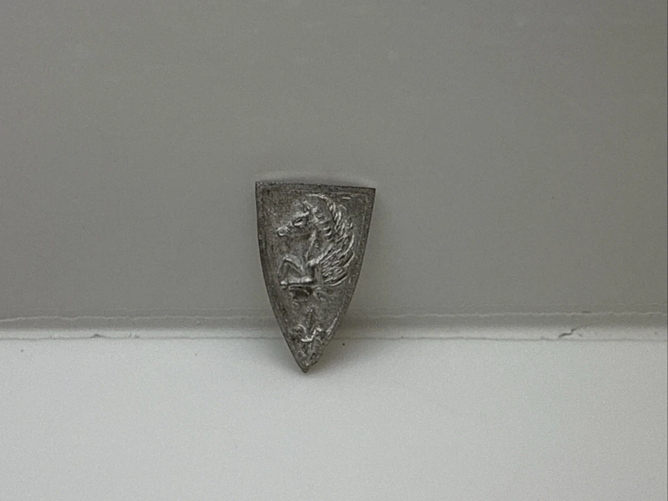 Warhammer Bretonnia Grail Knight Shield Metal 1997 No2 - Image 1 of 1