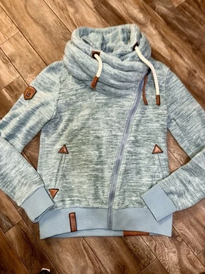 Chaqueta NAKETANO Path Capucha Cuello Polar Cremallera Completa Aqua Talla M Suave Cálida Acogedora Foto 1 de 4
