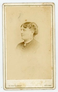 CDV PHOTO, une femme de profil par Reutlinger à Paris - Picture 1 of 2