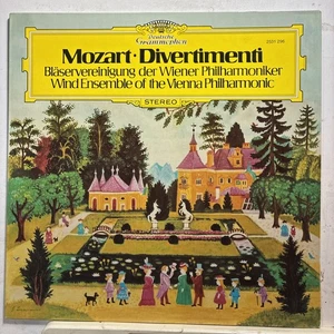 MOZART Divertimenti / Wind Ensemble of Vienna Philharmonic DEUTSCHE GRAMMOPHON - Picture 1 of 4