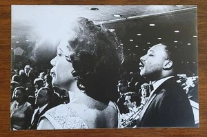 FOTO DE MARTIN LUTHER KING JR CON CORETTA PRIMER PLANO FANTÁSTICO PREMIO NOBEL - Imagen 1 de 4