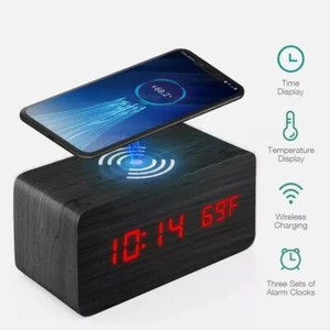 Reloj despertador digital de madera con almohadilla de carga inalámbrica para teléfono negro - Imagen 1 de 1