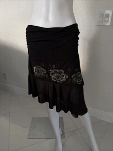 Falda negra con volantes en el dobladillo con bordado floral - Talla L - Imagen 1 de 8