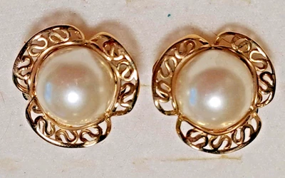 237 - Ohrclips Vergoldet Blütenform Filigran 80er Jahre Stil mit Perlen Cabochon - Bild 1 von 4