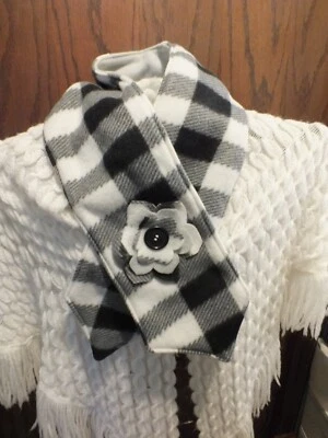 Bufanda polar reciclada reutilizada hecha a mano flor gris negro blanco cierre a presión Foto 1 de 2