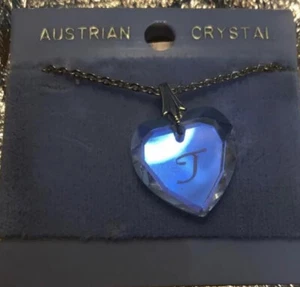 Collar de Colección Iridiscente Corazón de Cristal Austríaco con Letra T Usado en Excelente Condición - Imagen 1 de 4