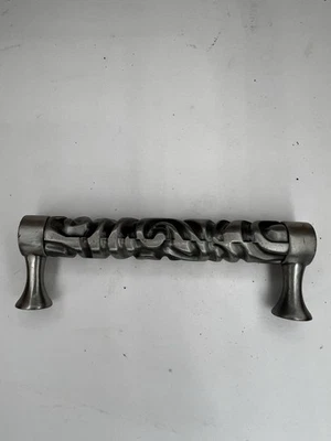 Juego de 19 Liberty (?) Tiradores de cajón pesados desplazados plateados Foto 1 de 4