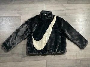 Nike Kunstfell Swoosh Jacke Oversized Mantel Schwarz Fossil Damen Gr. Medium Neu - Bild 1 von 12
