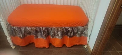 Falda Cuna con Camuflaje Camuflaje y Tela Naranja y Sábana Cuna Naranja Foto 1 de 2