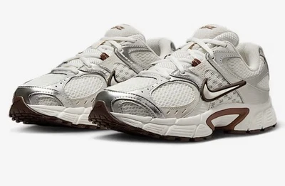 Zapatos para mujer Nike V5 RNR con detalles reflectantes nuevos en caja talla 8 Foto 1 de 4