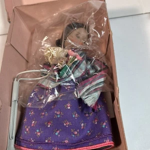 Muñeca Madame Alexander Muñeca Internacional 8 Pulgadas Laos #525 Caja Original Soporte Etiqueta - Imagen 1 de 4