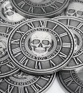 Moneta Memento Mori Medaglione Argento Stoicismo Regalo Cupido Fati Medaglia EDC Sfida - Foto 1 di 4