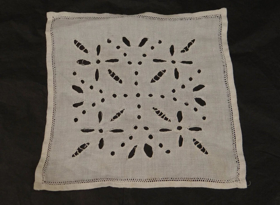 Napperon ancien métis lin broderie découpée fleurs feuillage french mat XXè - Photo 1/1