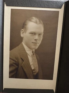 ~1920er Jahre Ära Foto süßer Mann Nadelstreifen Anzug Krawatte dreifach faltbarer Ordner - Bild 1 von 4