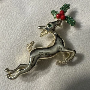 VTG GERRYS LEAPING DEER REINDEER pin brooch Christmas holly - Picture 1 of 4