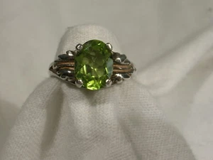 Women's 9x7mm Peridot ring Sz 6 - Picture 1 of 1