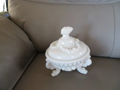 Ancien Pot couvert drageoir en opaline de foire blanc décor coquillages Portieux - Photo 1/4