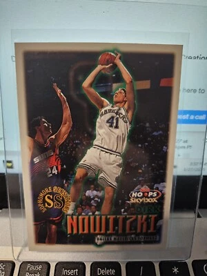 Skybox NBA Hoops #98 1999-00 Dirk Nowitzki Sophomore Sensation Dallas Mavericks Foto 1 de 2
