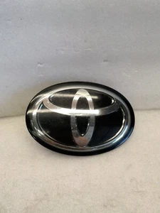 OEM Toyota camry, avalon, Highlander, Seinna Emblem 53141-33130 - Picture 1 of 4