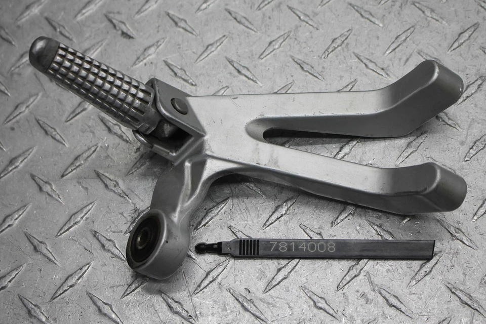 Suzuki TL1000S 1997 estribo pasajero trasero izquierdo Foto 1 de 4