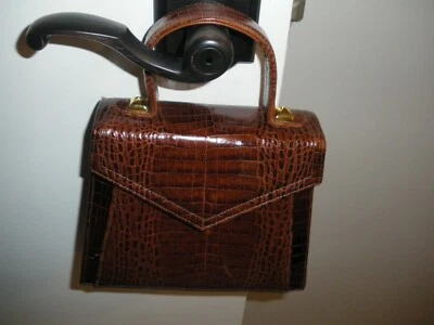 Cartera de noche de cuero marrón cocodrilo en relieve Neiman Marcus Foto 1 de 4