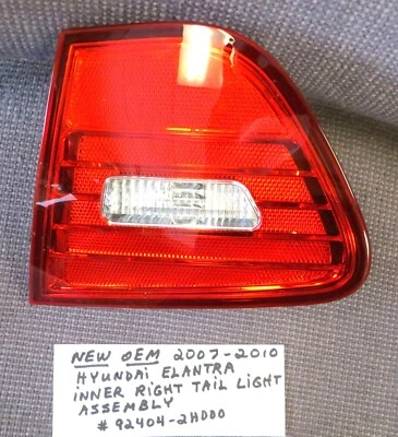 NUEVO OEM 2007-2010 Hyundai Elantra Conjunto de luz de lámpara trasera interior derecha Foto 1 de 3