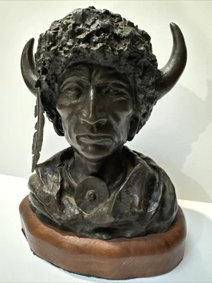 ESCULTURA DE BRONCE ESTATUA JEFE INDIO TRIBAL NATIVO AMERICANO FAMOSO GEORGE WALBYE Foto 1 de 4