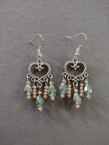 Boucles d'oreilles lustre fait main coeur sage vert et cristal doré angle goutte - Photo 1/1