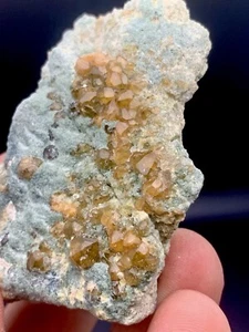 Glänzendes Granat Cluster Exemplar aus Pakistan. - Bild 1 von 6