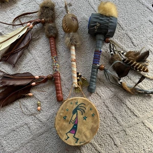 Native American-Style Ceremonial Set: Hand Drum (Signed Heflin 97) + rattles ++ - Picture 1 of 16