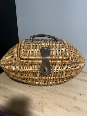 Винтажная плетеная корзина для пикника в форме футбола  - Изображение 1 из 4