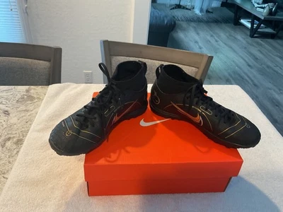 TACOS DE FÚTBOL JÓVENES NIKE JR. SUPERFLY 8 ACADEMIA CÉSPED NEGRO/DORADO TALLA. 3 pulgadas usado en excelente estado Foto 1 de 4