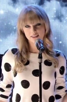 Suéter feminino Alice and Olivia Celyn preto lantejoulas bolinhas creme tamanho XS - Imagem 1 de 4