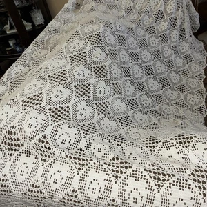 Colcha o mantel de encaje de ganchillo hecho a mano marfil. 85x50 pulgadas - Imagen 1 de 6