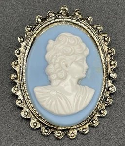 Broche camafeo ovalado vintage azul tono plata aprox. 2" sin firmar pegado fuera del centro - Imagen 1 de 5