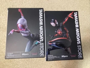 S.H.Figuarts Spider Man + Spider Gwen Across the Spider-Verse 1610 Rooftop US - Foto 1 di 2