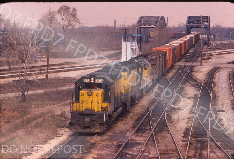原装幻灯片 CNW 芝加哥西北 SD40-2 6834 动作;蓝岛;1980 年 4 月 — 第 1/1 张图片
