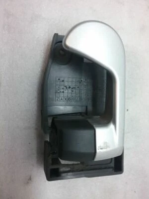 Manija de puerta interior trasera izquierda L/R plateada 2008 MITSUBISHI GALANT 4-10-3-1P Foto 1 de 4