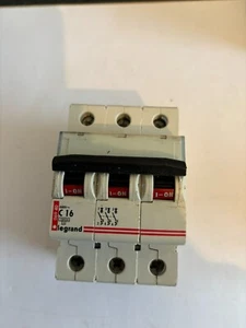 LEGRAND C16 16 AMP 10KA (TEILENUMMER 069 40) DREIPOLIGER MCB-SCHUTZSCHALTER. - Bild 1 von 1