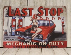 Insegna Sexy Pinup Ragazza Latta Metallo Meccanico Ultima Possibilità Stop Stazione di Servizio - Foto 1 di 4