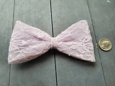 发夹鳄鱼夹克莱尔蝴蝶结大号蕾丝浅紫色婚礼礼服  — 第 1/2 张图片