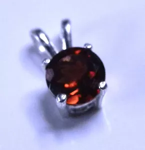 Natural earth-mined garnet in a solid sterling silver pendant ...6 mm stone - Foto 1 di 7