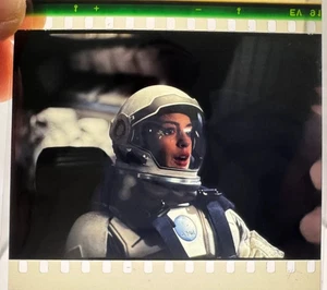Celda de película IMAX 70 mm interestelar: Anne Hathaway como Dra. Marca en traje espacial - Imagen 1 de 2