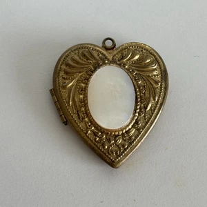 Medallón corazón vintage dorado con piedra blanca - Imagen 1 de 8