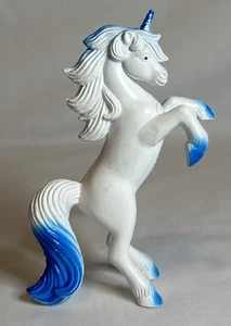 Markenlos blau & weiß Aufzucht Einhorn PVC Figur - Bild 1 von 3