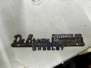 De colección De Brown Chrysler Plymouth Metal Concesionario Etiqueta Baúl Greeley, Co - Imagen 1 de 1