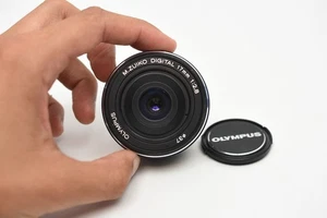 Olympus M.Zuiko 17mm f/2.8 Lens For Micro Four Thirds (Black) - Bild 1 von 4