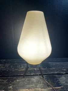 Vintage MCM Atomic Beehive Plastic Ribbed Tripod White Table Lamp 14” - Picture 1 of 8